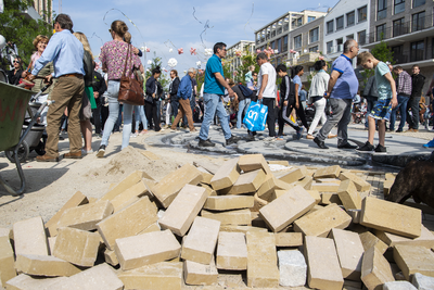 910793 Afbeelding van de openingsdag van Leidsche Rijn Centrum (Brusselplein) te Utrecht, op de voorgrond enkele ...